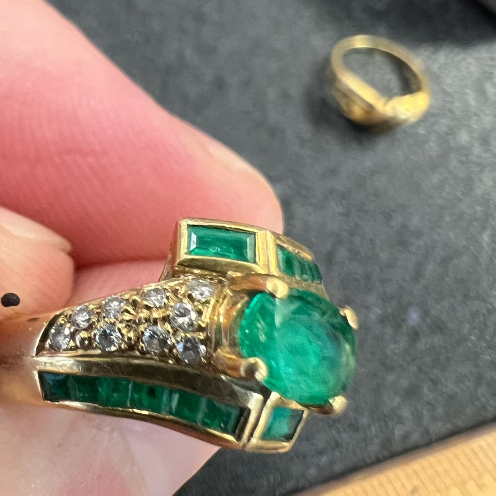 Ladies Emerald and Diamond Ring!